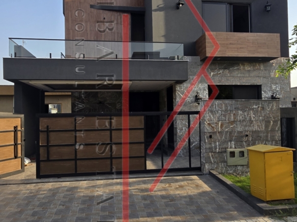 alt="Servant quarter and storage room on rooftop Bahria Town house"