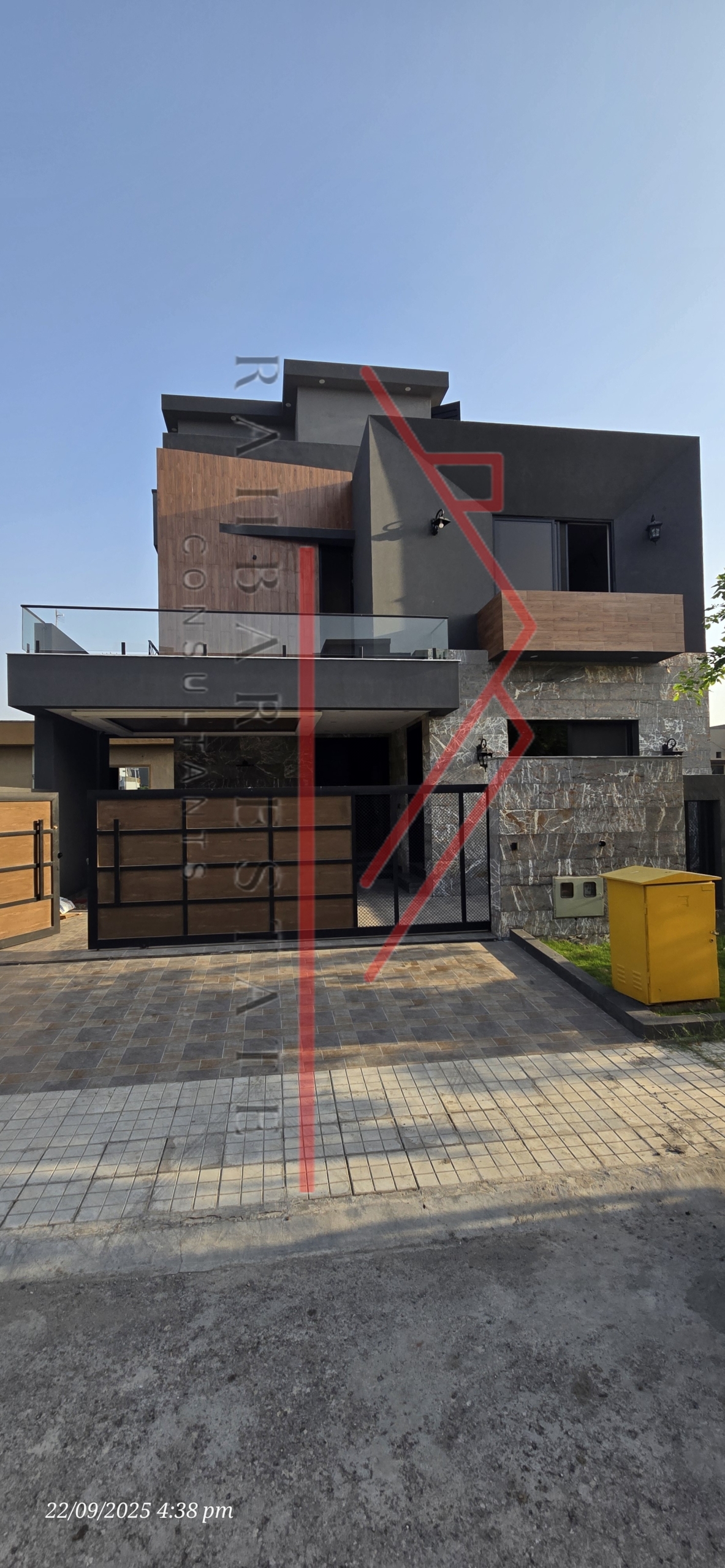 Prime Location 10 Marla House – Front View alt="Servant quarter and storage room on rooftop Bahria Town house"