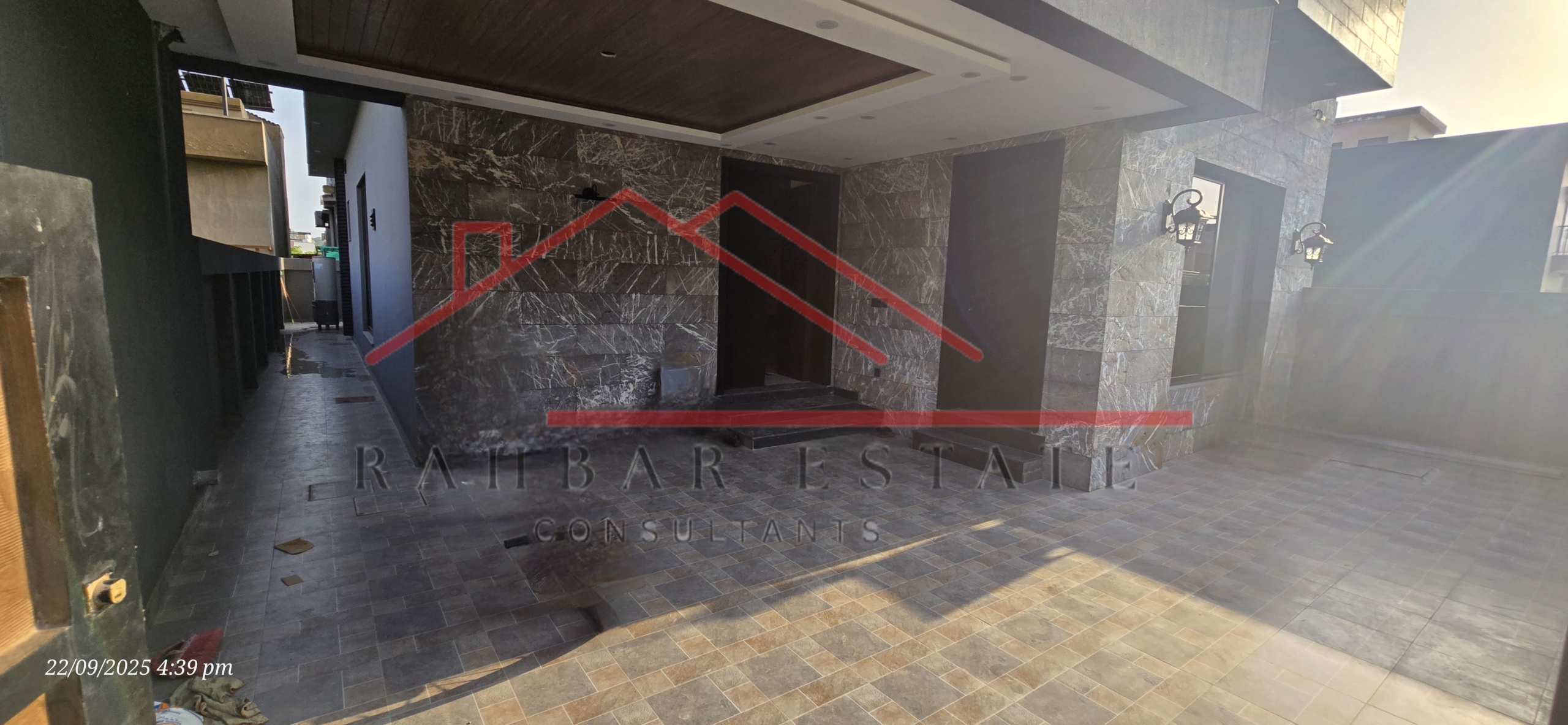 Rooftop with Servant Quarter & Storage Room alt="Modern kitchen with dirty kitchen and laundry Bahria Town"